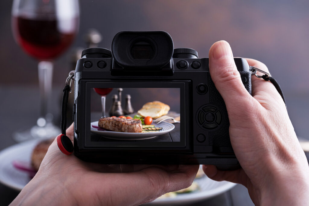 Blogger photographs food